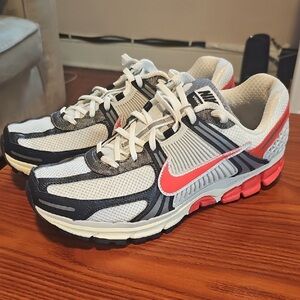 Nike men’s Running Shoes - White and Red vomero 5